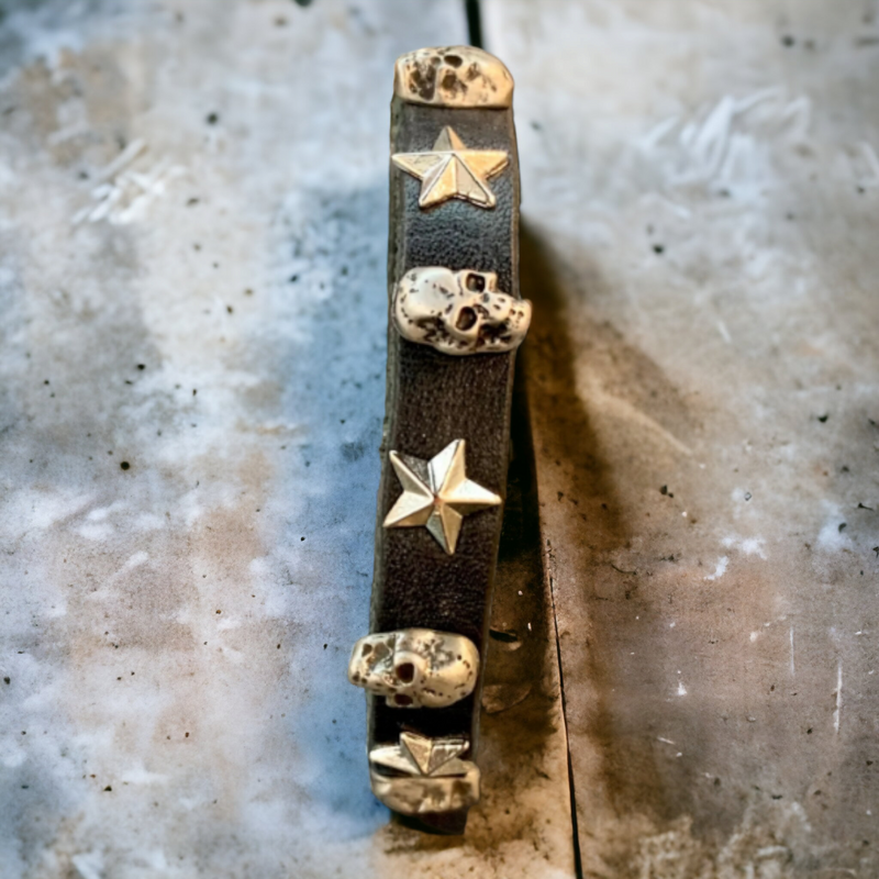 Handmade bracelet in leather, with studs