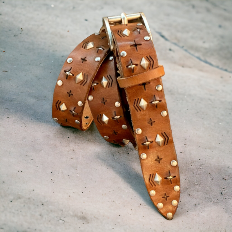 Cintura realizzata a mano, laserata con borchie