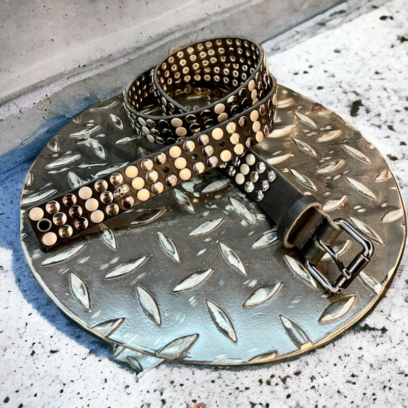 Cintura realizzata a mano, con borchie e cristalli – Brunocenere