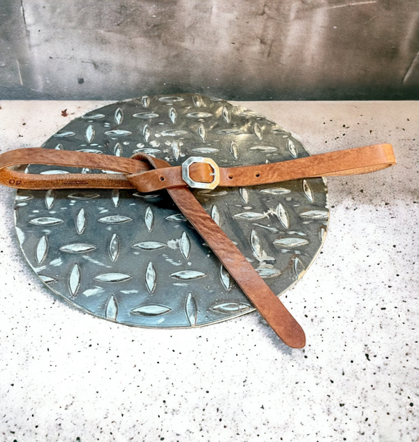 Cintura realizzata a mano, finale lungo con nodo.