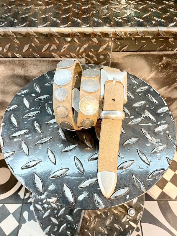 Cintura realizzata a mano con fibbia passante puntale e borchie